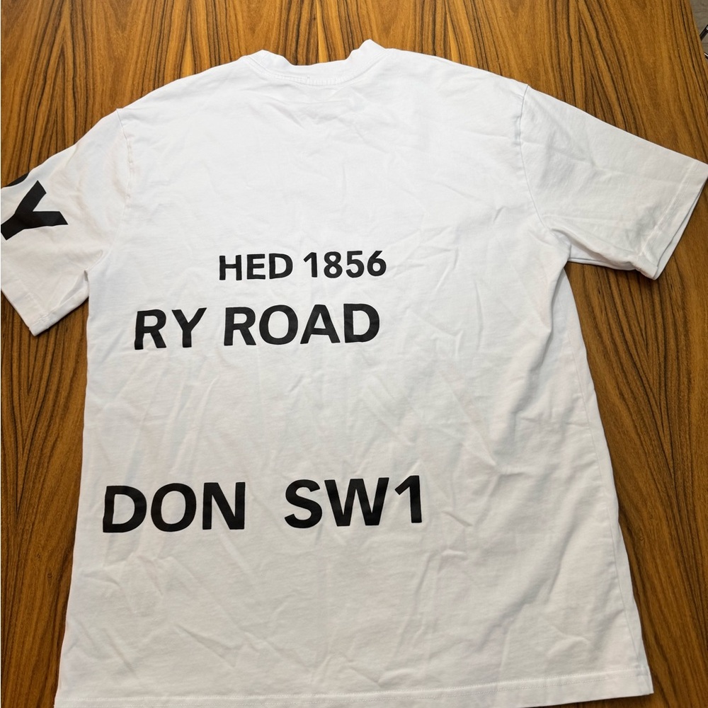 Burberry excellent condition size L/ XL unisex t shirt